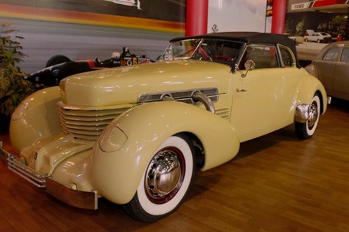 carro antigo em exposição no museu do automóvel