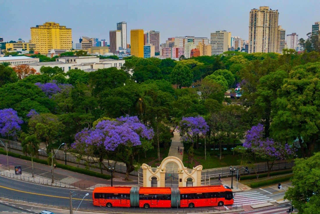 vista de cima da entrada do passeio público, um dos lugares que você precisa conhecer em Curitiba